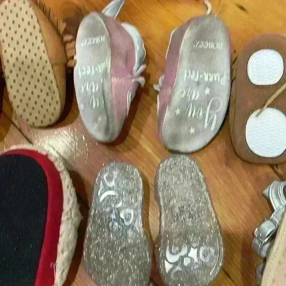 Baby Shoes around 3 to 6 months sandals, slippers, etc - Picture 4 of 8